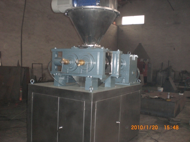 干法輥壓式制粒機(jī)主機(jī)